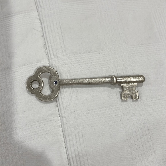 Sterling Silver Old Fashioned Key Replica Pendant with Iolite Stone - Picture 3 of 9